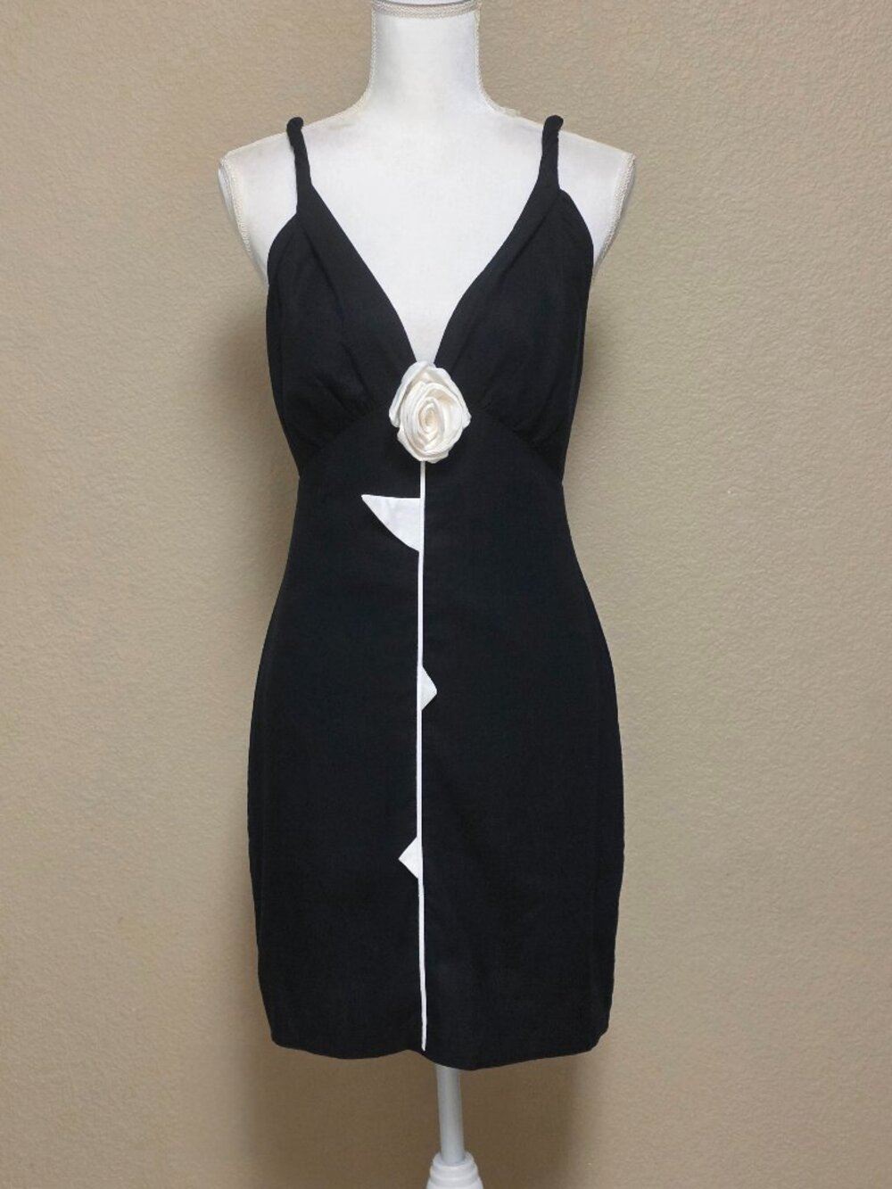 FARM Rio Rose Pipe Detail Sleeveless Linen Blend Sheath Minidress - Picture 2 of 15